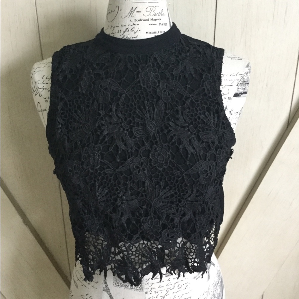 ⭐️Forever 21 Button Back Black Lace Crop Top⭐️